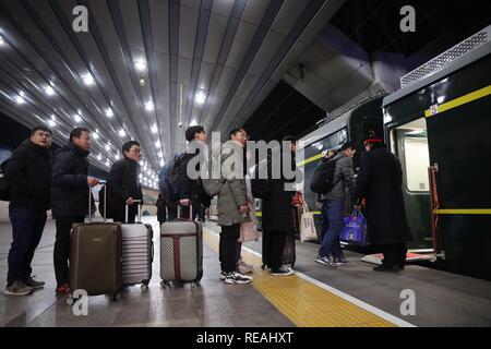 (190121) -- PECHINO, Gennaio 21, 2019 (Xinhua) -- Preparare i passeggeri a bordo del treno K4051 per la città di Nantong in oriente cinese della provincia di Jiangsu, presso la Stazione Ferroviaria di Pechino a Pechino Capitale della Cina, Gennaio 21, 2019, il primo giorno del 2019 Festival di Primavera di viaggio rush. Centinaia di milioni di cinesi tornare al loro villaggio ogni anno per il nuovo anno lunare, o Festival di Primavera, riunioni famigliari, formando così il Festival di Primavera di viaggio rush. Il Festival di Primavera o anno di suino nel calendario lunare cinese, inizierà il 5 febbraio di quest'anno. Il 40-day 2019 Festival di Primavera di viaggio rush s Foto Stock