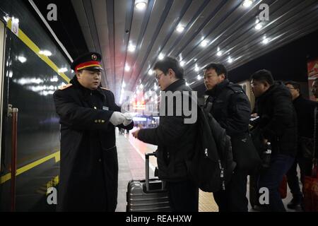 (190121) -- PECHINO, Gennaio 21, 2019 (Xinhua) -- Preparare i passeggeri a bordo del treno K4051 per la città di Nantong in oriente cinese della provincia di Jiangsu, presso la Stazione Ferroviaria di Pechino a Pechino Capitale della Cina, Gennaio 21, 2019, il primo giorno del 2019 Festival di Primavera di viaggio rush. Centinaia di milioni di cinesi tornare al loro villaggio ogni anno per il nuovo anno lunare, o Festival di Primavera, riunioni famigliari, formando così il Festival di Primavera di viaggio rush. Il Festival di Primavera o anno di suino nel calendario lunare cinese, inizierà il 5 febbraio di quest'anno. Il 40-day 2019 Festival di Primavera di viaggio rush s Foto Stock