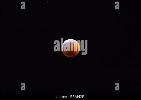 New York, New York, Stati Uniti d'America. Xxi gen, 2019. Vista delle eclissi lunare totale dalla città di New York negli Stati Uniti all'alba di questo lunedì, 21. Credito: William Volcov/ZUMA filo/Alamy Live News Foto Stock