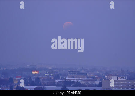 Olomouc, Repubblica Ceca. Xxi gen, 2019. Eclissi lunare totale è visto il 21 gennaio 2019, a Olomouc, Repubblica Ceca. Credito: Ludek Perina/CTK foto/Alamy Live News Foto Stock