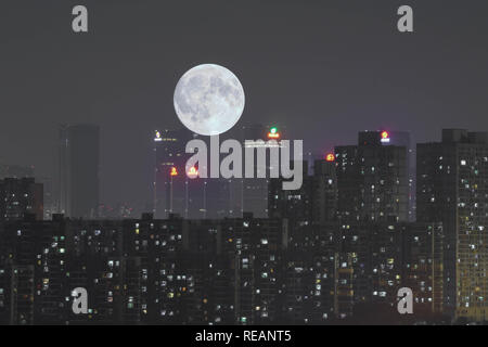 Nanjing, Nanjing, Cina. Xxi gen, 2019. Nanjing, Cina-la luna piena sorge su edifici in Nanjing East provincia di Jiangsu. Credito: SIPA Asia/ZUMA filo/Alamy Live News Foto Stock