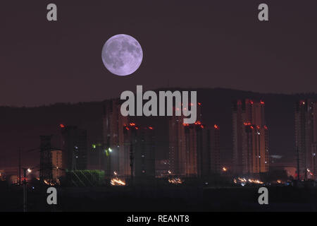 Nanjing, Nanjing, Cina. Xxi gen, 2019. Nanjing, Cina-la luna piena sorge su edifici in Nanjing East provincia di Jiangsu. Credito: SIPA Asia/ZUMA filo/Alamy Live News Foto Stock