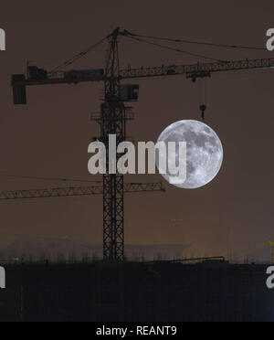 Nanjing, Nanjing, Cina. Xxi gen, 2019. Nanjing, Cina-la luna piena sorge su edifici in Nanjing East provincia di Jiangsu. Credito: SIPA Asia/ZUMA filo/Alamy Live News Foto Stock