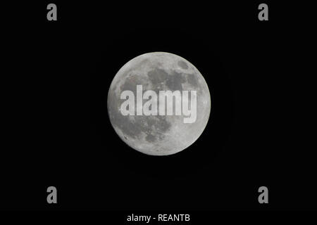 Nanjing, Nanjing, Cina. Xxi gen, 2019. Nanjing, Cina-la luna piena sorge su edifici in Nanjing East provincia di Jiangsu. Credito: SIPA Asia/ZUMA filo/Alamy Live News Foto Stock