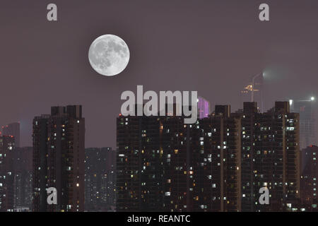 Nanjing, Nanjing, Cina. Xxi gen, 2019. Nanjing, Cina-la luna piena sorge su edifici in Nanjing East provincia di Jiangsu. Credito: SIPA Asia/ZUMA filo/Alamy Live News Foto Stock