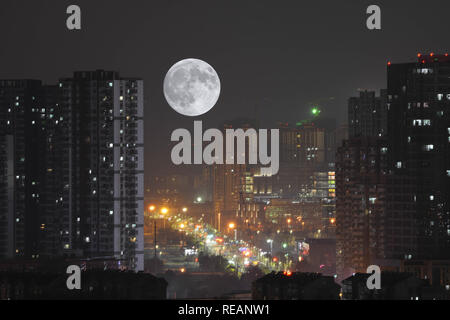 Nanjing, Nanjing, Cina. Xxi gen, 2019. Nanjing, Cina-la luna piena sorge su edifici in Nanjing East provincia di Jiangsu. Credito: SIPA Asia/ZUMA filo/Alamy Live News Foto Stock