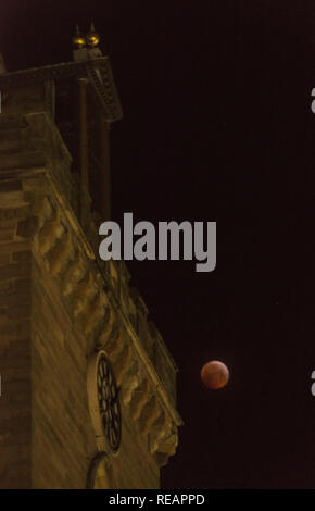 Perth, Scozia, Regno Unito, 21 gennaio, 2019. La luna di sangue dell'eclissi lunare totale illumina la medievale torre dell orologio di St John's Kirk a Perth in Scozia della nuovissima città. Alan Paterson/Alamy Live News