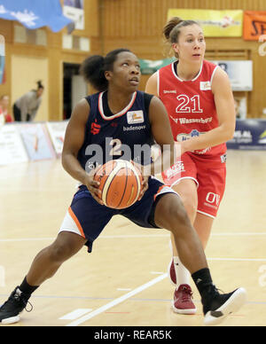 Wasserburg, Germnany. Xx gen, 2019. Da sinistra Kelly MOTEN (Freiburg/US), Svenja BRUNCKHORST (Wasserburg), .Gerrman Womans Basketball Bundesliga 2018/19, TSV Wasserburg vs USC Freiburg, Jan 20, 2019, .Badria Centro Sportivo, Wasserburg, Credito: Wolfgang Fehrmann/ZUMA filo/Alamy Live News Foto Stock