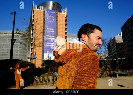 Bruxelles, Belgio. Il 21 gennaio 2019. Gli attivisti manifestano contro l'olio di palma in biodiesel nella parte anteriore della sede centrale della Commissione europea. Alexandros Michailidis/Alamy Live News Foto Stock