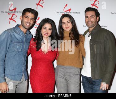 Jason Canela, Noemi Gonzalez, Sasha Calle, Jordi Vilasuso presso gli arrivi per il giovane e l'agitato celebra 30 anni come TV #1 Giorno del dramma televisivo CBS City, Los Angeles, CA 17 Gennaio, 2019. Foto di: Priscilla concedere/Everett Collection Foto Stock