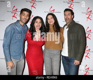 Jason Canela, Noemi Gonzalez, Sasha Calle, Jordi Vilasuso presso gli arrivi per il giovane e l'agitato celebra 30 anni come TV #1 Giorno del dramma televisivo CBS City, Los Angeles, CA 17 Gennaio, 2019. Foto di: Priscilla concedere/Everett Collection Foto Stock