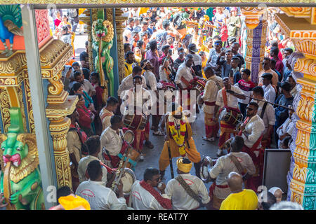 Kuala Lumpur, Malaysia 20 Gennaio 2019 - un Indù devoto di eseguire kavadi attam danza prima Grotte Batu tempio durante il festival di Thaipusam. Kavadi attam o noto come onere di danza è il cerimoniale di sacrificio e offerta eseguita da devoti durante il culto di Murugan. Durante il festival di Thaipusam nel Sud Est Asiatico, Indù devoti la preparazione di preghiera di benedizione di cerimonia dalla perforazione di ganci del corpo 'kavadi' o pentole di latte su un quattro chilometri a piedi verso le Grotte Batu tempio, per adempiere i loro voti e offrire grazie alla divinità. Credito: Gahsoon/Alamy Live News Foto Stock