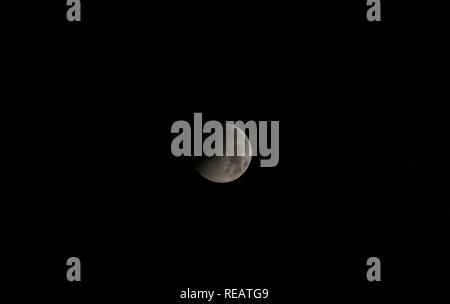 La striscia di Gaza. Xxi gen, 2019. La luna è visibile durante un'eclisse lunare di Gaza City, a gennaio 21, 2019. Credito: Stringer/Xinhua/Alamy Live News Foto Stock