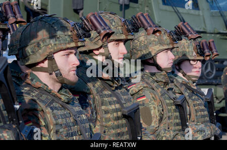 Hannover, Germania. Xxi gen, 2019. Soldati stand con i nuovi occhiali per visione notturna XACT nv33 al casco nella caserma Wilhelmstein. Più di cento nuovi occhiali per visione notturna sono stati consegnati ai soldati del molto alta disponibilità Joint Task Force VJTF terra(L) 2019. La visione notturna dispositivo è protetto dalla presenza di luce solare intensa da cappucci di protezione. Credito: Julian Stratenschulte/dpa/Alamy Live News Foto Stock