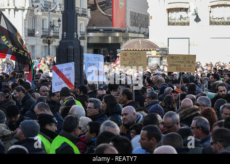 Madrid, Spagna. Il 21 gennaio, 2019. I manifestanti con cartelli a protestare le condizioni del taxi a Puerta del Sol. Gli autisti dei taxi da Madrid, che hanno iniziato uno sciopero di lunedì, hanno annunciato che essi mantengono la sciopero indefinito dopo aver raggiunto nessun pre-accordo con il presidente della Comunità di Madrid Credito: Jesús Hellin/Alamy Live News Foto Stock