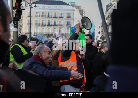 Madrid, Spagna. Il 21 gennaio, 2019. I manifestanti a Puerta del Sol per protestare le condizioni del taxi. Gli autisti dei taxi da Madrid, che hanno iniziato uno sciopero di lunedì, hanno annunciato che essi mantengono la sciopero indefinito dopo aver raggiunto nessun pre-accordo con il presidente della Comunità di Madrid Credito: Jesús Hellin/Alamy Live News Foto Stock