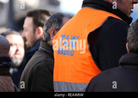 Madrid, Spagna. Il 21 gennaio, 2019. Protester con il suo taxi driver giacca. Gli autisti dei taxi da Madrid, che hanno iniziato uno sciopero di lunedì, hanno annunciato che essi mantengono la sciopero indefinito dopo aver raggiunto nessun pre-accordo con il presidente della Comunità di Madrid Cordon Premere Credito: CORDON PREMERE/Alamy Live News Foto Stock