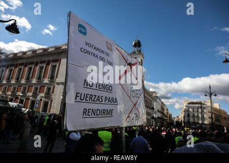 Madrid, Spagna. Il 21 gennaio, 2019. I manifestanti con cartelli a protestare le condizioni del taxi a Puerta del Sol. Gli autisti dei taxi da Madrid, che hanno iniziato uno sciopero di lunedì, hanno annunciato che essi mantengono la sciopero indefinito dopo aver raggiunto nessun pre-accordo con il presidente della Comunità di Madrid Cordon Premere Credito: CORDON PREMERE/Alamy Live News Foto Stock