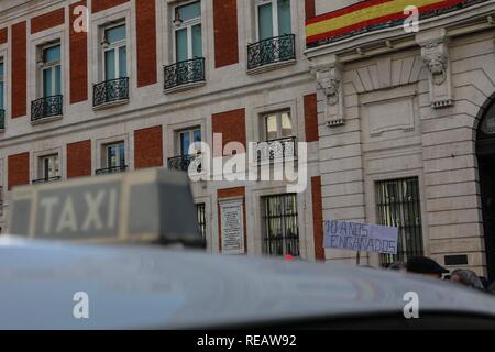 Madrid, Spagna. Il 21 gennaio, 2019. I manifestanti con cartelli a protestare le condizioni del taxi a Puerta del Sol. Gli autisti dei taxi da Madrid, che hanno iniziato uno sciopero di lunedì, hanno annunciato che essi mantengono la sciopero indefinito dopo aver raggiunto nessun pre-accordo con il presidente della Comunità di Madrid Cordon Premere Credito: CORDON PREMERE/Alamy Live News Foto Stock