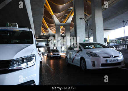 Madrid, Spagna. Xxi gen, 2019. Auto taxi visto parcheggiato presso l'aeroporto di Madrid il terminale 4 senza prendere alcun passeggero come parte del loro sciopero contro il VTC.I conducenti dei taxi da Madrid, hanno annunciato che si manterrà la sciopero indefinito poiché nessun accordo è stato fatto con il sindaco della città. Essi continuano a richiedere che la proporzione di un veicolo di trasporto con autista (VTC) dovrebbe essere per ogni 30 taxi della Comunità di Madrid. Credito: Gesù Hellin/SOPA Immagini/ZUMA filo/Alamy Live News Foto Stock