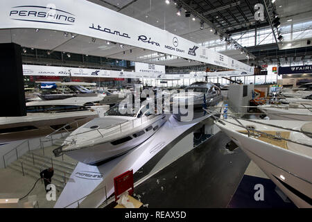 Duesseldorf, Deutschland. 18 gennaio, 2019. Funzione, motivo di confine, simbolo foto, esposti yacht di lusso nel padiglione 6 della barca 2019, barca 2019 Fiera di Duesseldorf dal 19 al 27 gennaio 2019, 18.01.2019. | Utilizzo di credito in tutto il mondo: dpa/Alamy Live News Foto Stock