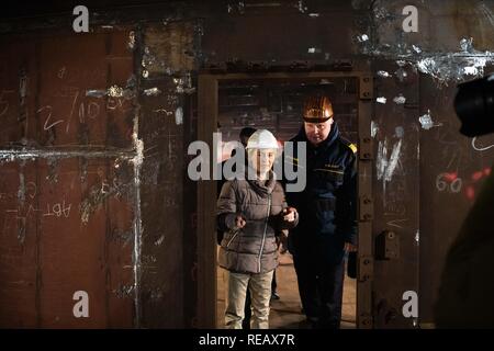 Bremerhaven, Germania. Xxi gen, 2019. Federale Ministro della Difesa, Ursula von der Leyen (CDU) viene guidato attraverso la nave da Nils Brandt, comandante della Gorch Fock. Durante la sua visita, il ministro ha informato se stessa circa lo stato dei lavori di riparazione e ha parlato con i membri dell'equipaggio. Credito: Mohssen Assanimoghaddam/dpa/Alamy Live News Foto Stock