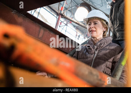 Bremerhaven, Germania. Xxi gen, 2019. Federale Ministro della Difesa, Ursula von der Leyen (CDU) va giù i passaggi durante la sua visita alla formazione a vela nave della marina militare tedesca "Gorch Fock" in nave. Durante la sua visita, il ministro ha informato se stessa circa lo stato dei lavori di riparazione e ha parlato con i membri dell'equipaggio. Credito: Mohssen Assanimoghaddam/dpa/Alamy Live News Foto Stock