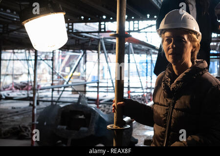 Bremerhaven, Germania. Xxi gen, 2019. Federale Ministro della Difesa, Ursula von der Leyen (CDU) va giù i passaggi durante la sua visita alla formazione a vela nave della marina militare tedesca "Gorch Fock" in nave. Durante la sua visita, il ministro ha informato se stessa circa lo stato dei lavori di riparazione e ha parlato con i membri dell'equipaggio. Credito: Mohssen Assanimoghaddam/dpa/Alamy Live News Foto Stock