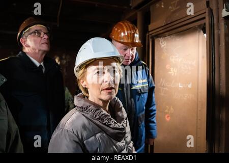 Bremerhaven, Germania. Xxi gen, 2019. Federale Ministro della Difesa, Ursula von der Leyen (CDU) viene guidato attraverso la nave da Nils Brandt (r), comandante della Gorch Fock. Durante la sua visita, il ministro ha informato se stessa circa lo stato dei lavori di riparazione e ha parlato con i membri dell'equipaggio. Von der Leyen vuole decidere entro un paio di settimane sul futuro della difficoltà di formazione a vela nave. Credito: Mohssen Assanimoghaddam/dpa/Alamy Live News Foto Stock