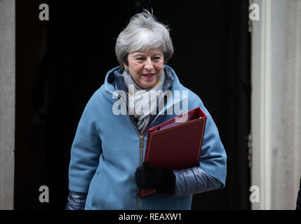 Londra, Regno Unito. Il 21 gennaio 2019. Primo ministro britannico, Theresa Maggio, lascia il numero 10 di Downing Street per andare alla House of Commons. Di cui ha bisogno per portare a termine i suoi piani Brexit con il suo gabinetto. Credito: Tommy Londra/Alamy Live News Foto Stock