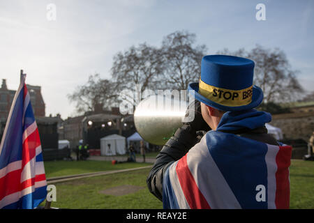 Londra, Regno Unito. Il 21 gennaio 2109. Pro e contro manifestanti Brexit fuori e intorno le Case del Parlamento. Credito: George Wright Cracknell/Alamy Live News Foto Stock