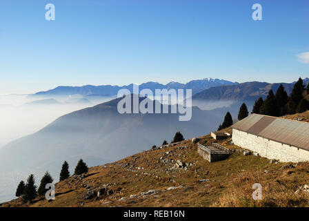 Altopiano di Asiago, Prealpi Venete, Italia. Sullo sfondo la Pianura Padana immersa nella smog. Foto Stock