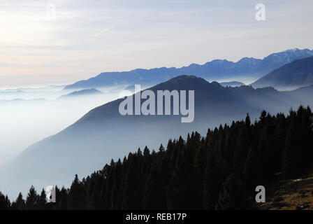 Altopiano di Asiago, Prealpi Venete, Italia. Sullo sfondo la Pianura Padana immersa nella smog. Foto Stock