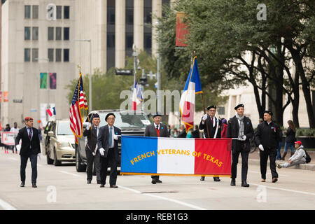 Houston, Texas, Stati Uniti d'America - 11 Novembre 2018: gli eroi americani Parade, francese i veterani del Texas, portando l'americano e bandiere francesi, marciando verso il basso t Foto Stock