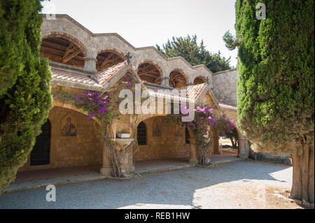 Isola di Rodi, Grecia. 05/28/2018. Monastero di Filerimos, muratura colonnato che corre lungo sagrato. Foto Stock