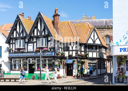 Il pacchetto di Newcastle Pub, Foreshore Road, Scarborough, North Yorkshire, Inghilterra, Regno Unito Foto Stock