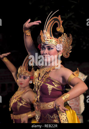 Ballerini tradizionali in Ubud, Bali Foto Stock