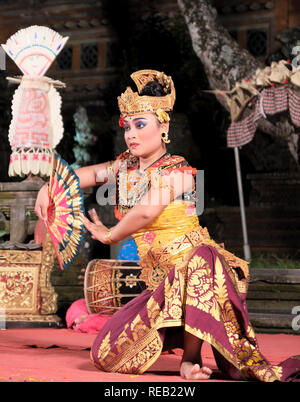 Ballerini tradizionali in Ubud, Bali Foto Stock