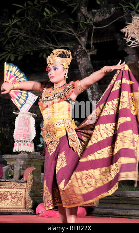 Ballerini tradizionali in Ubud, Bali Foto Stock