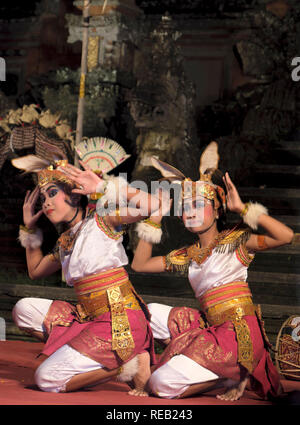 Ballerini tradizionali in Ubud, Bali Foto Stock