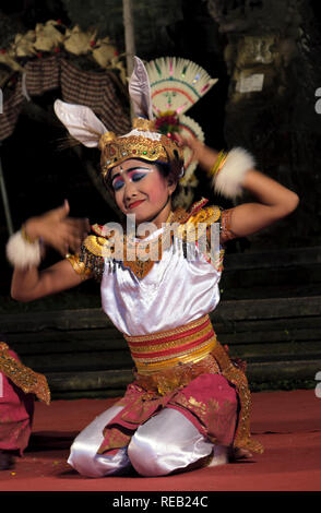 Ballerini tradizionali in Ubud, Bali Foto Stock