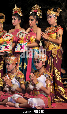 Ballerini tradizionali in Ubud, Bali Foto Stock