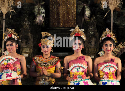 Ballerini tradizionali in Ubud, Bali Foto Stock