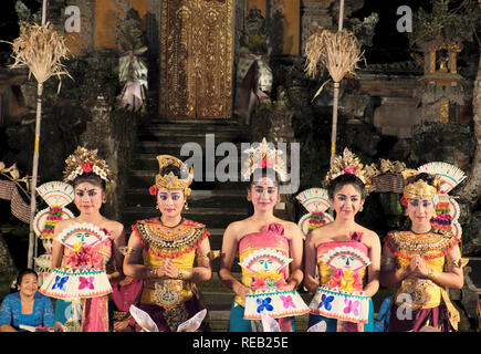 Ballerini tradizionali in Ubud, Bali Foto Stock