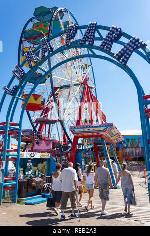 Ruota panoramica Ferris al Luna Park parco divertimenti, Marine Drive, Scarborough, North Yorkshire, Inghilterra, Regno Unito Foto Stock