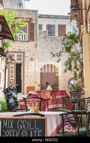 Rhodes, Grecia. 30/05/2018. Ristorante locale sui principali Sokratous Street. Città vecchia isola di Rodi, l'Europa. Foto Stock