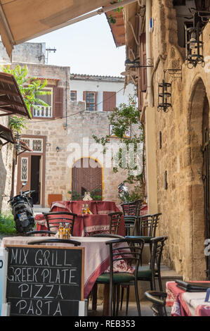 Rhodes, Grecia. 30/05/2018. Ristorante locale sui principali Sokratous Street. Città vecchia isola di Rodi, l'Europa. Foto Stock