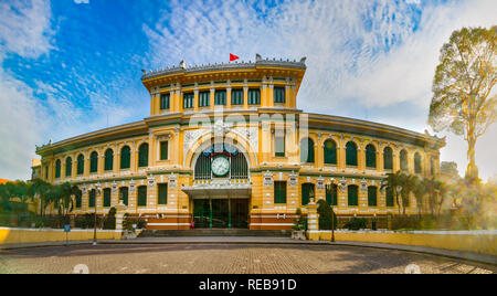 Saigon Central Post Office nel centro cittadino di Ho Chi Minh City, Vietnam. Panorama Foto Stock