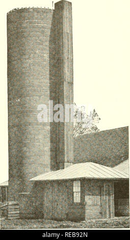 . Silos di calcestruzzo... UNIVERSAL Portland Cement Co. 29 essendo- riportati negli stati del Maryland, Virginia, Carolina del Nord e del Sud, Georgia, Alabama e Mississippi. Senza eccezione questi sili sono dando soddisfazione splendida ed è solo a causa della mancanza di tempo nella preparazione del presente libro- lasciate che i metodi di costruzione di sili nel sud degli Stati Uniti non sono completamente discussi. Gesso cemento sili costruiti da ap- plica una mano di stucco per un telaio di metallo è un tipo peculiare di questo sec- lion ed è stata raccomandata da uno o due dei Sonthern Agricul- tari per taluni scuole. La seguente Foto Stock