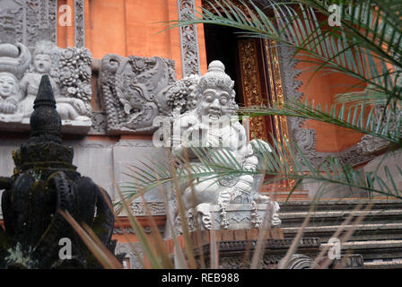 Figure scolpite sulle pareti del tempio, Ubud, Bali, Indonesia. Foto Stock